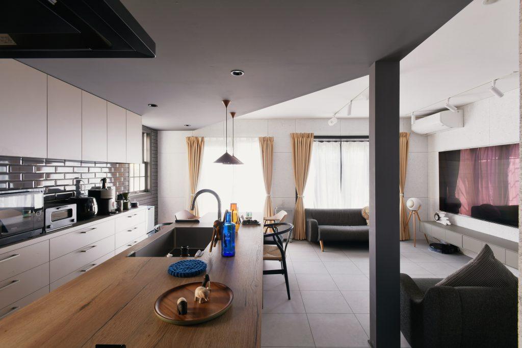 家具の様な質感のキッチン。生活感ではなく存在感を感じさせます。