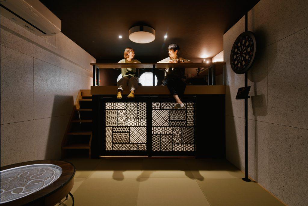 元はお祖父様の過ごした普通の6畳和室と押入れを活用して、スキップフロアの映画鑑賞特別席を造りました。組子細工の引戸も秀逸です。