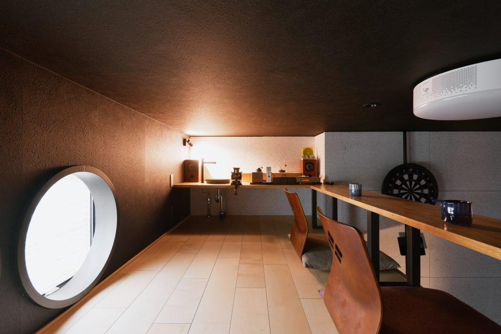 丸窓は既存の窓を活かしつつ、丸窓風の開口を造作しました。写真正面には水場も設けたので、映画を見ながらコーヒータイムも楽しめます。