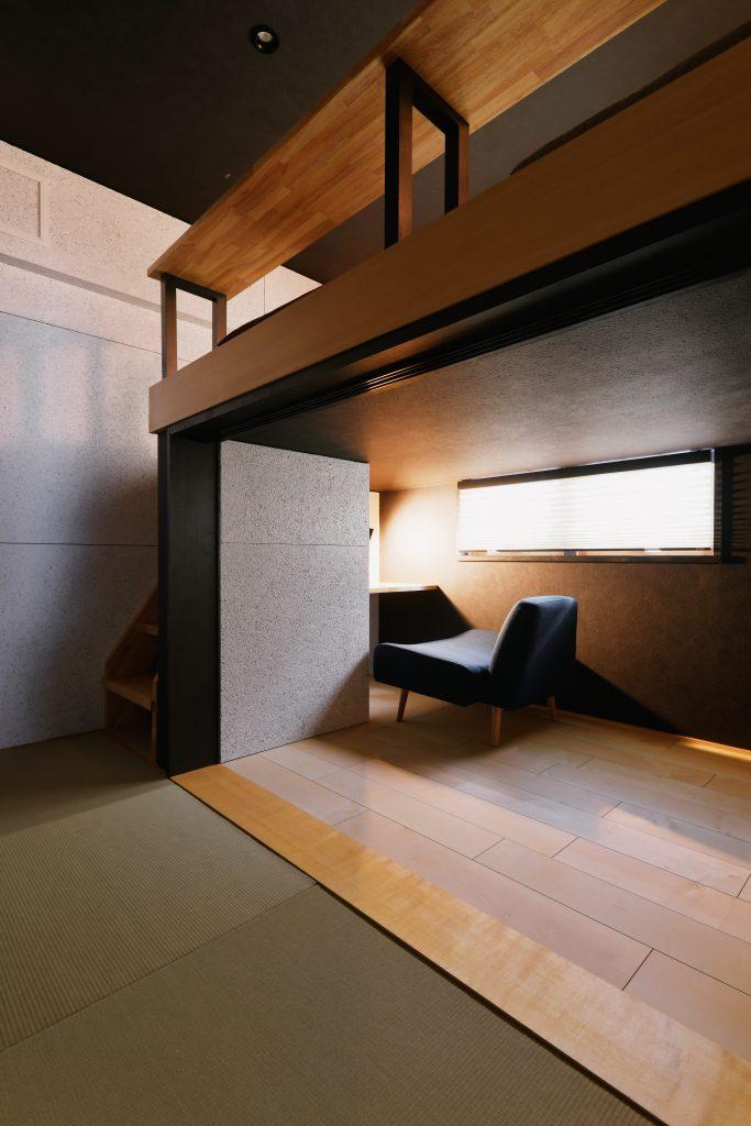 小柄な奥様にぴったりの良い篭り具合。仕事も捗りそうです。疲れたときには畳コーナーでちょっと小休憩もできます。