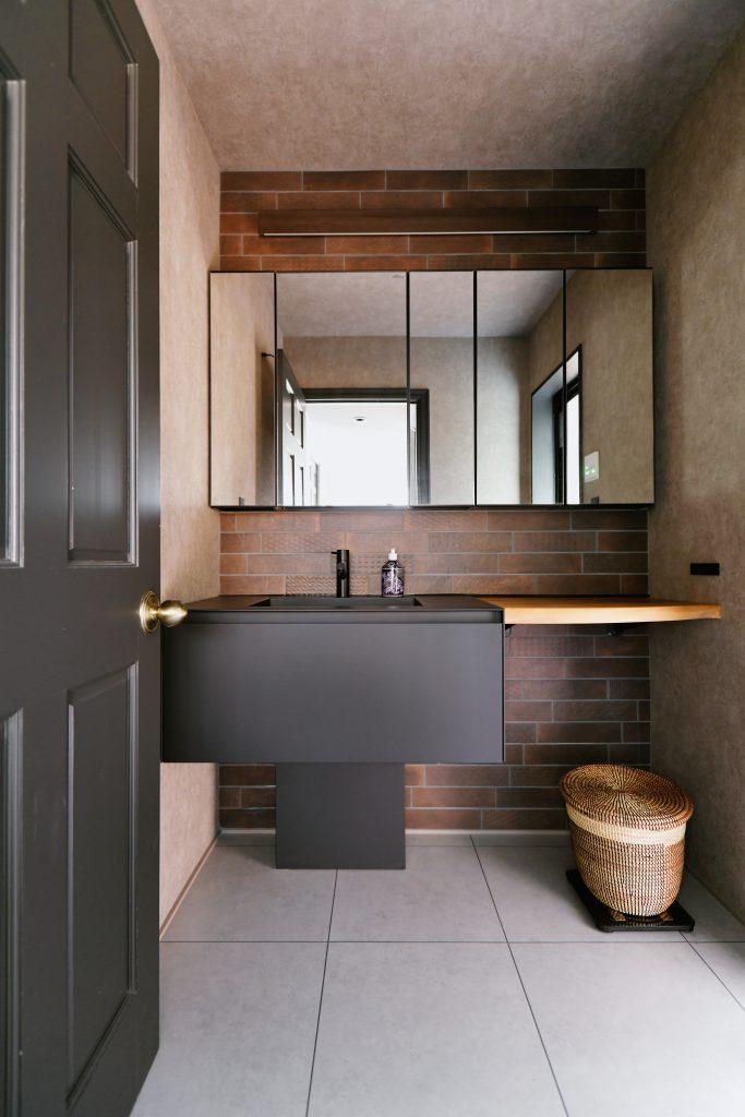 洗面室もぐっとシックに。