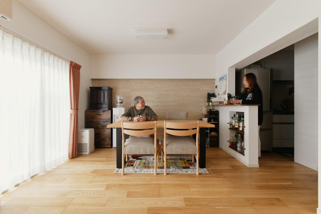 元は和室だったところがダイニングになりました。キッチンとの間には小ぶりのカウンターを設けて配膳がしやすくなりました。