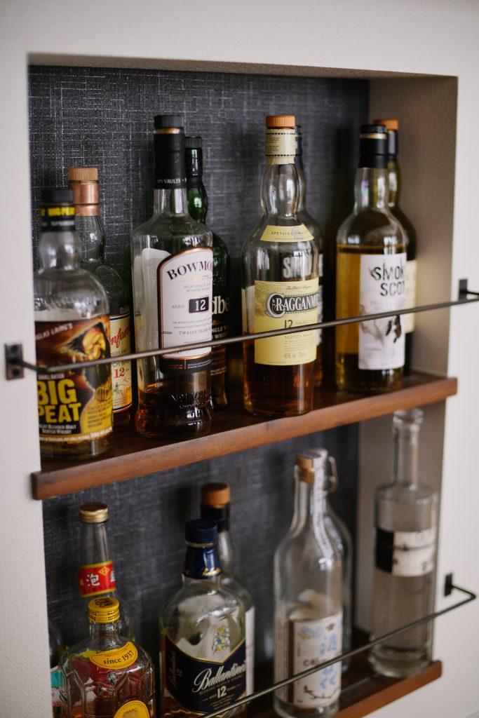 キッチンカウンターにニッチを設けてバーカウンター風に。ちょっとした収納が暮らしを豊かに感じさせてくれます。もちろんご主人様も大満足！