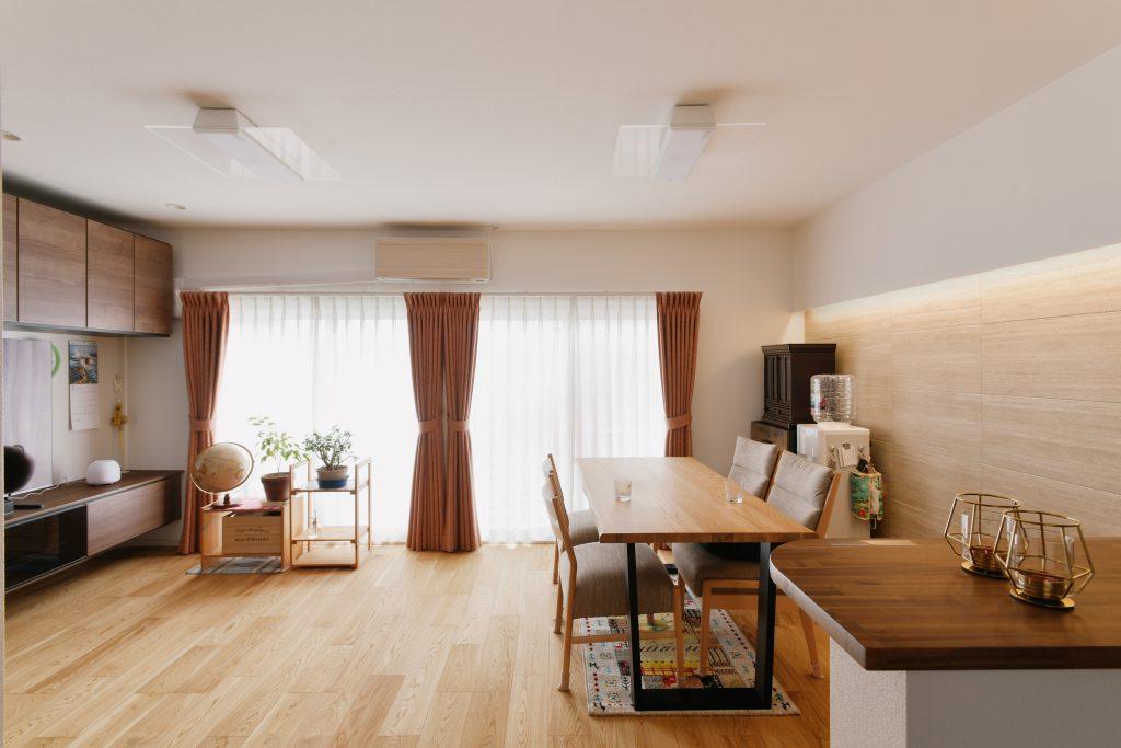 窓に面したワイドなリビングになって解放感が抜群です。