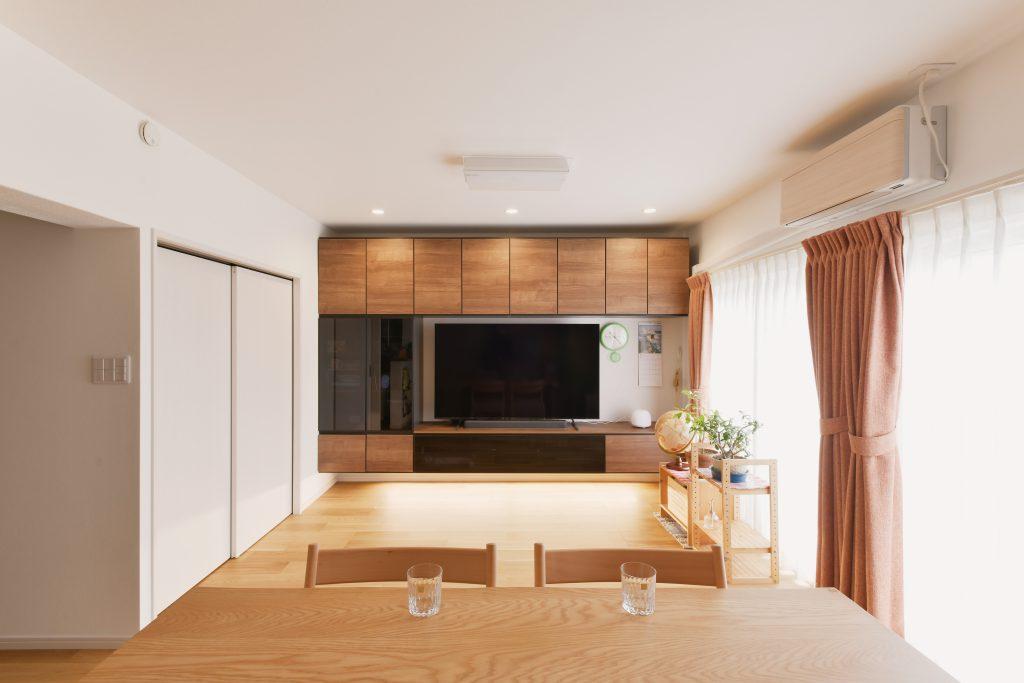 リビング収納は見た目の雰囲気も考慮しました。間接照明をつけてさらに上質感もアップ。