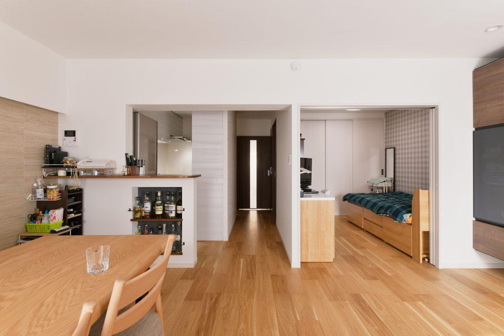 リビングに面した位置に奥様の寝室を配置。元のリビングにあたる場所です。朝起きてからキッチンへの動線が楽になりました。