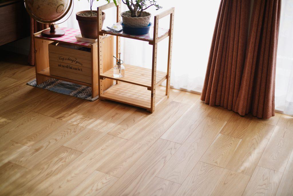 日中は自然光で明るいリビングに。