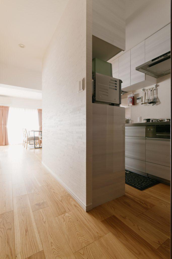 キッチン収納は回遊できるレイアウトに。動線が良いことはもちろんキッチンへ光を届けられるようになっています。