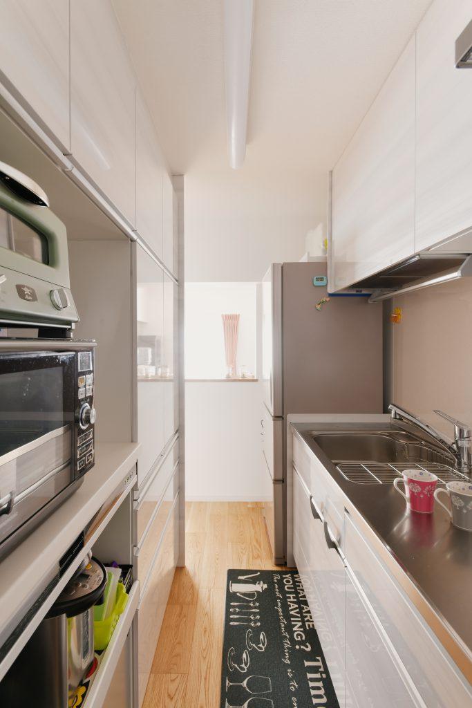 白を基調にしたキッチン。