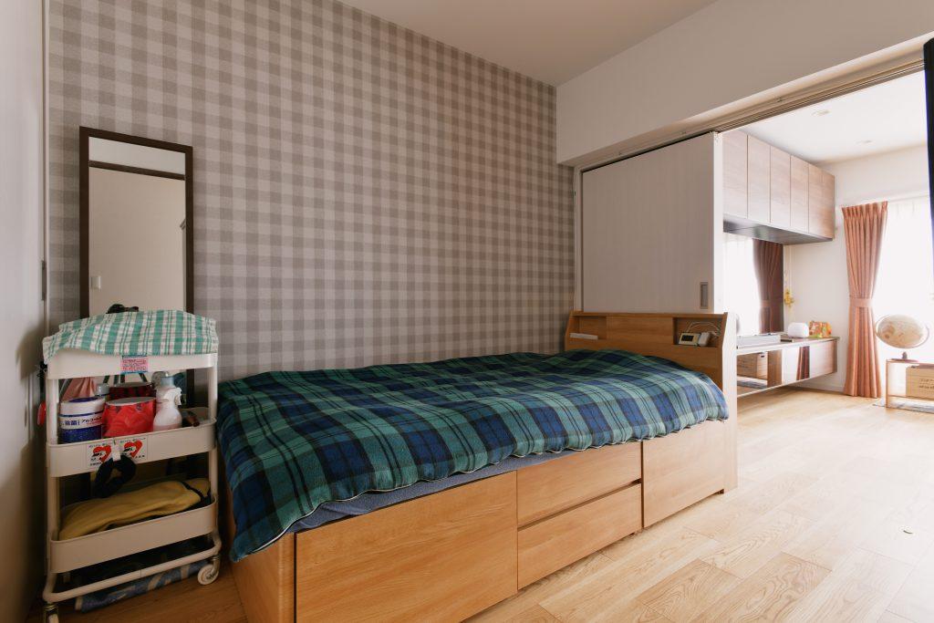 奥様の寝室はチェックのアクセントクロスで可愛い雰囲気に。