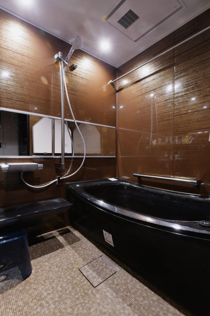 お住いの雰囲気に合わせて落ち着いた内装のシステムバスに。