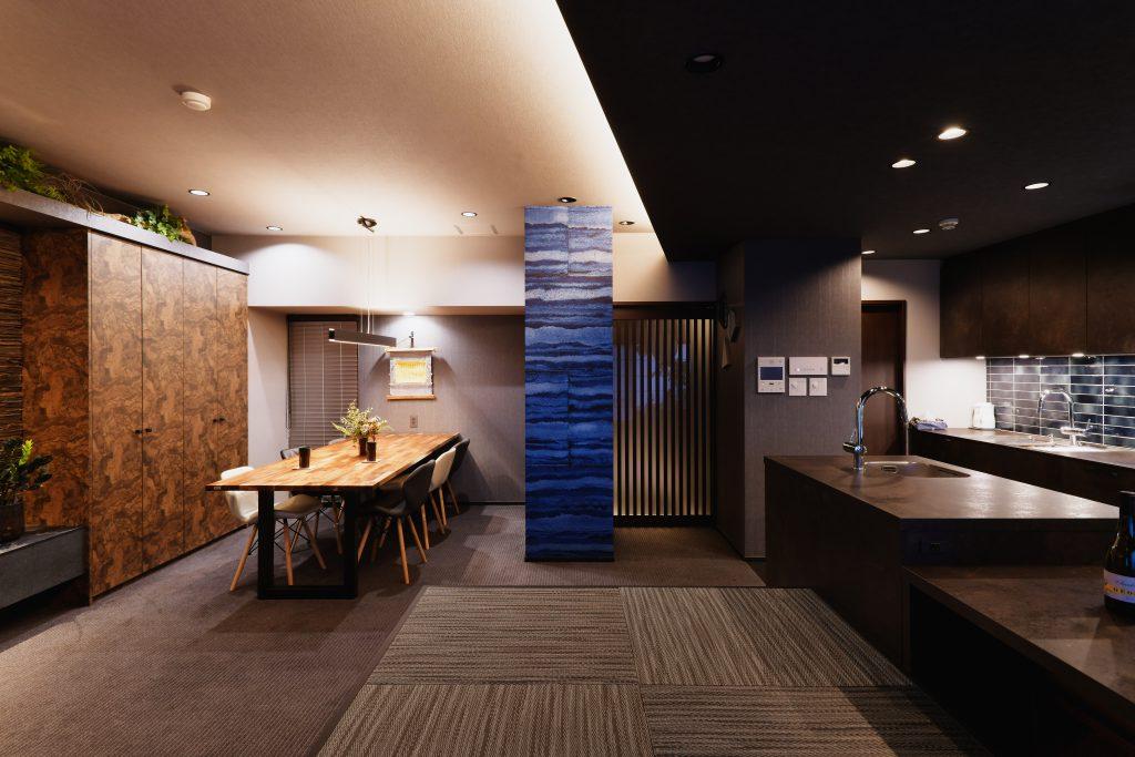 ブルーの壁は打ち合わせコーナーを曖昧に仕切る役目をしています。手すき和紙を貼って故郷の海をイメ―ジしています。