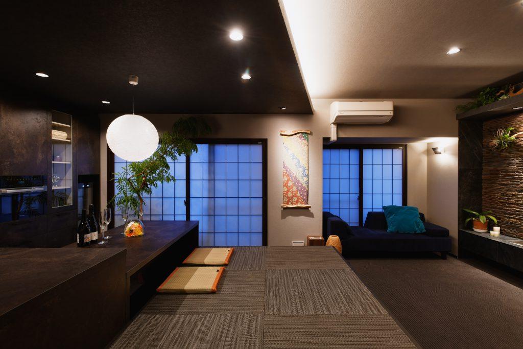 小上がりの畳で腰かけられるおもてなしコーナー。畳下部はゲスト用の布団収納スペースになっています。