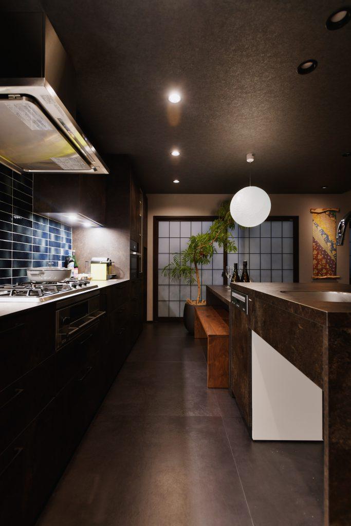 コンロ側とシンク側に分かれたⅡ列型キッチン。ゆったりした調理スペースでお料理中も会話を楽しめます。