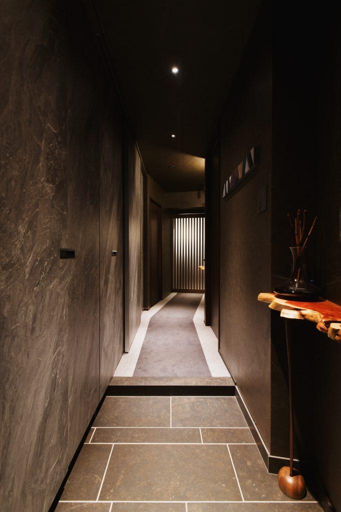 斜めにレイアウトした廊下は奥への期待感を高めます。