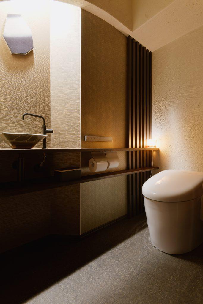 壁をクランクさせて手洗いを埋め込みました。上質なアクセントにもなっています。