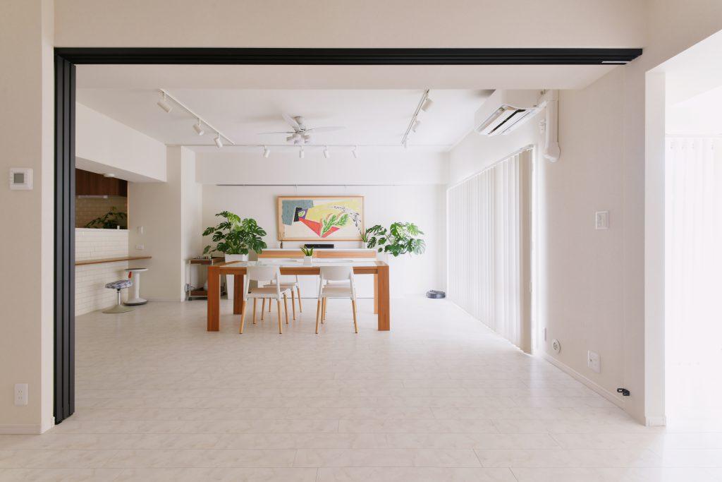 すっきりとした明るい雰囲気になるよう、白を基調にした内装で統一。可動間仕切りの建具枠を黒にしたのは空間を引き締めるアクセントとしての効果を期待しています。