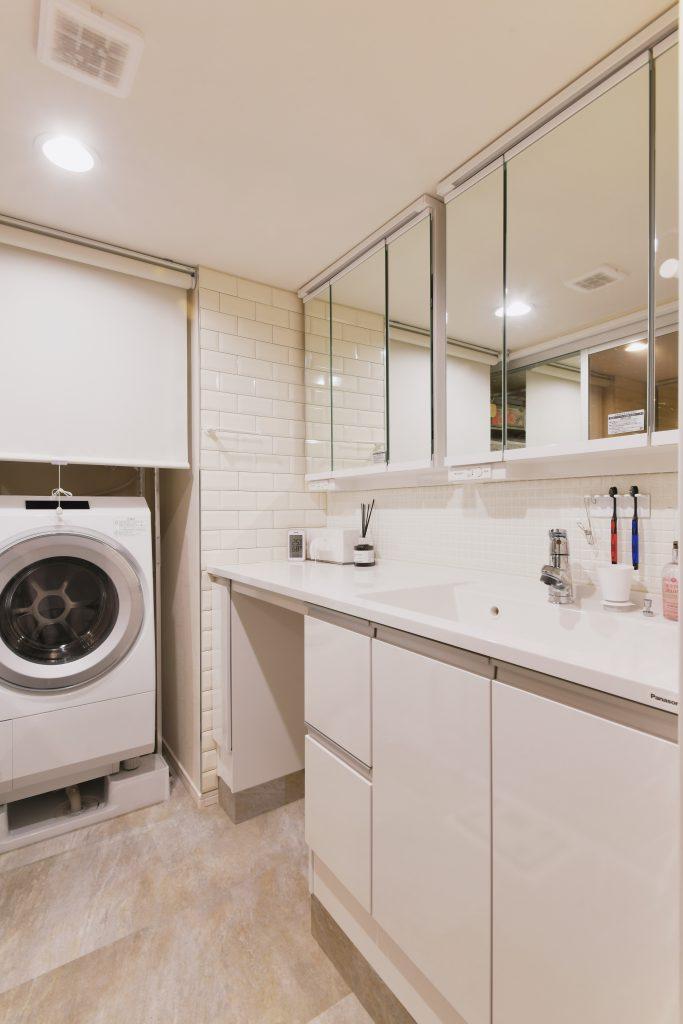 洗面室も拡張したので2人並んで身支度ができます。洗濯機置き場はロールスクリーンを付けて生活感を程よくシャットアウト。