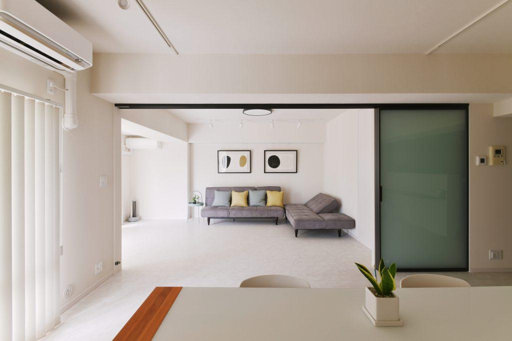 黒いフレームの建具枠が効果的。可動間仕切りは採光できるタイプでほんのり明るさを通します。