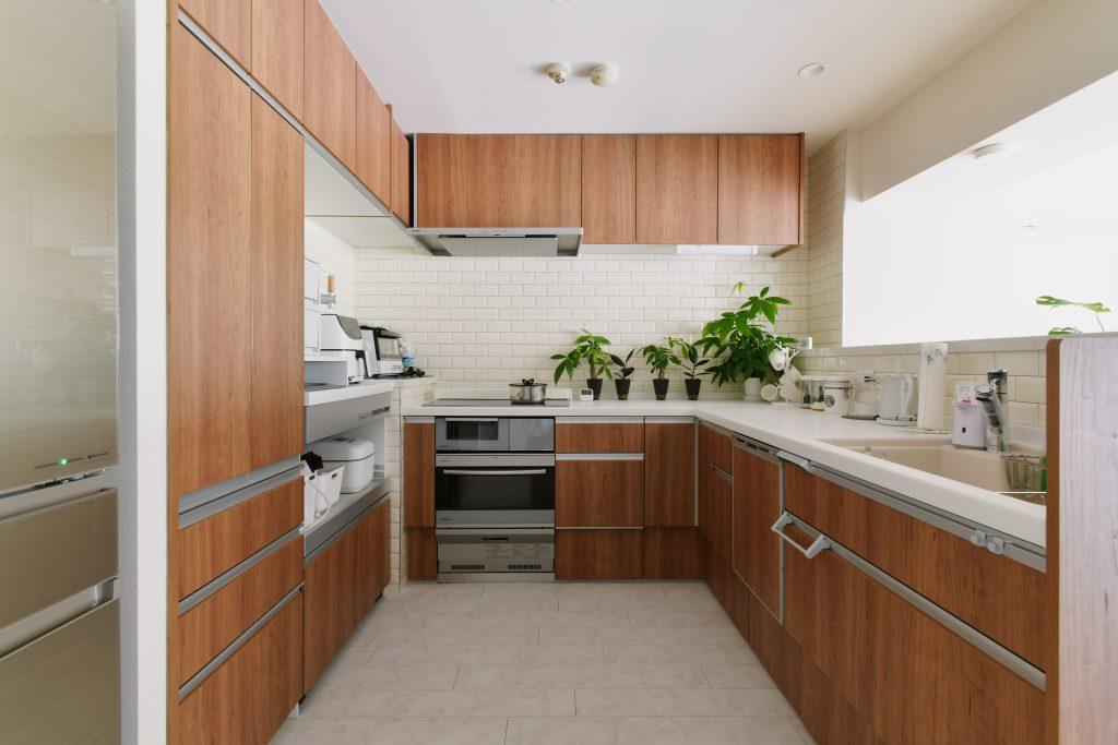 2人でお料理が楽しめる広々キッチン。左側キッチン収納の裏側には大きなパントリーも設けています。