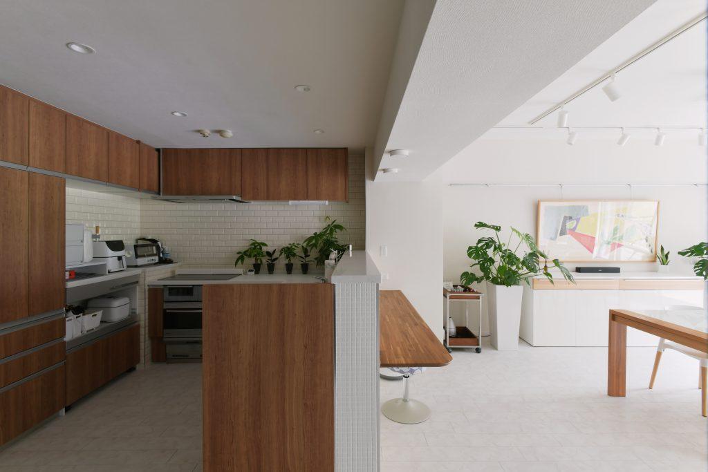 モノがあふれるキッチンの手元を隠すために袖壁を少しだけ立ち上げました。