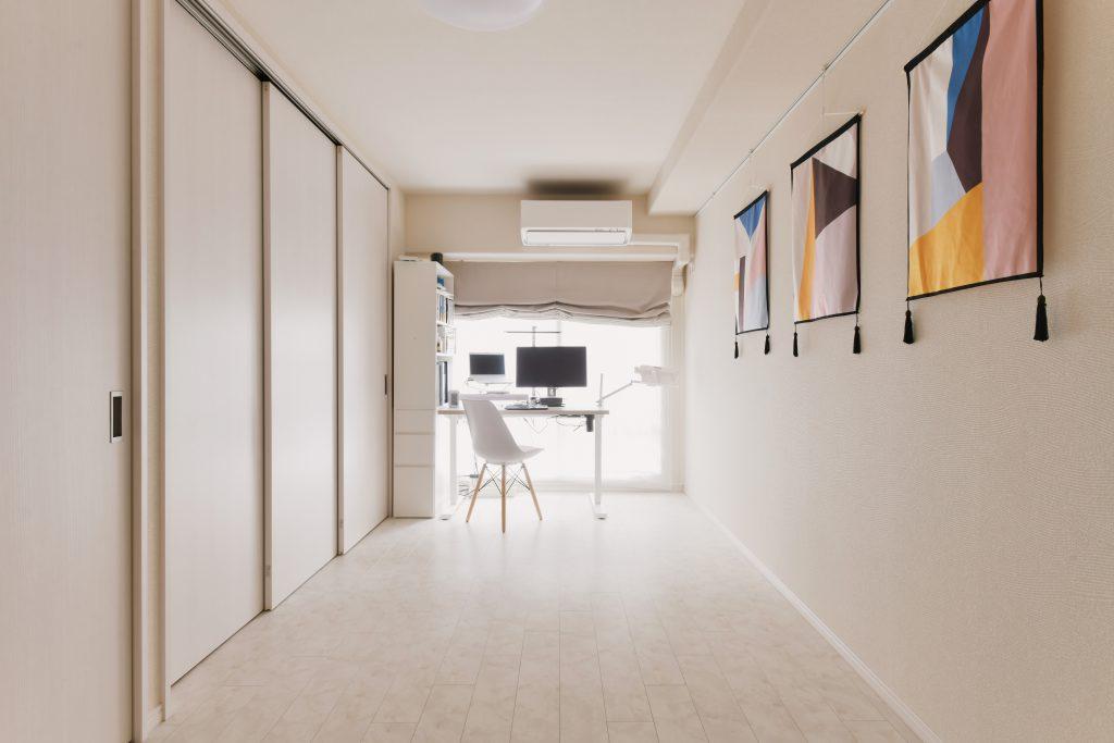 ご主人様のワークスペース。ここでもピクチャーレールが大活躍。