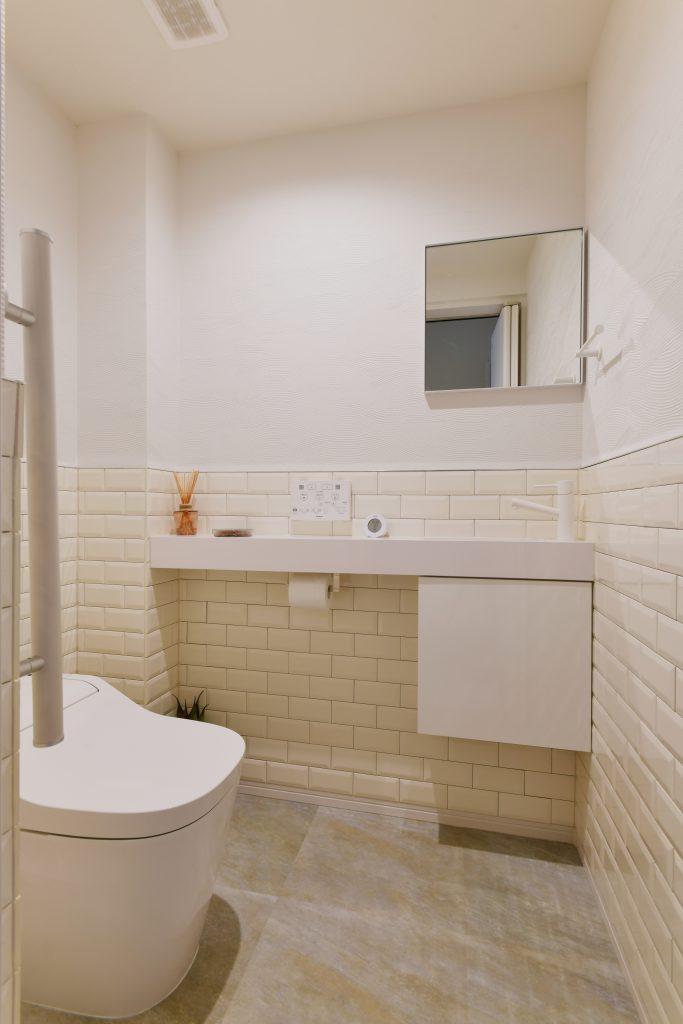 腰壁にはタイルを貼ってアクセントに。手摺もつけたのでずっと安心です。