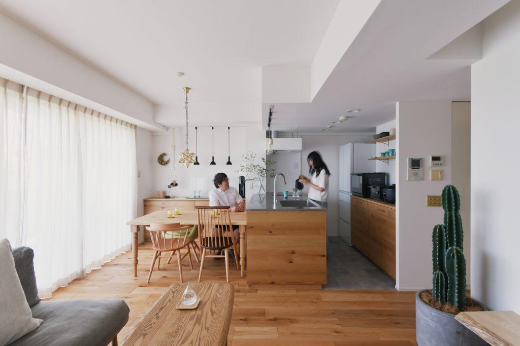 木目の映えるナチュラルテイストの内装。お気に入りの小物や家具がマッチして、ずっと居たくなるリビングです。