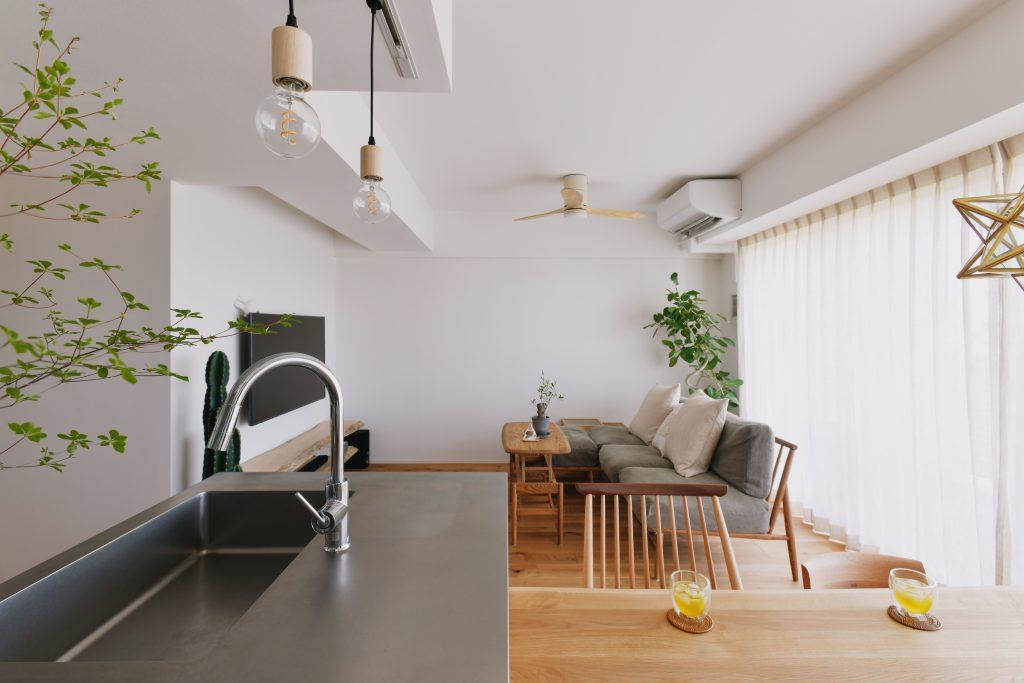 バイブレーション仕上げの薄いステンレスカウンターのキッチン。ステンレスと無垢は相性がいいんです。