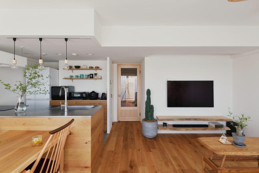 お部屋のグリーンも自然素材に囲まれてしっくりと馴染んでいます。リビングドアは奥様が取り入れたかったプレイリーホームズの無垢の建具。