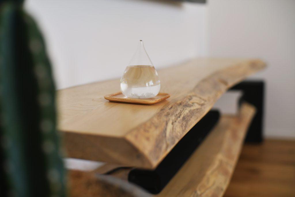 無垢の耳付（木の皮がついている）の1枚板カウンター。