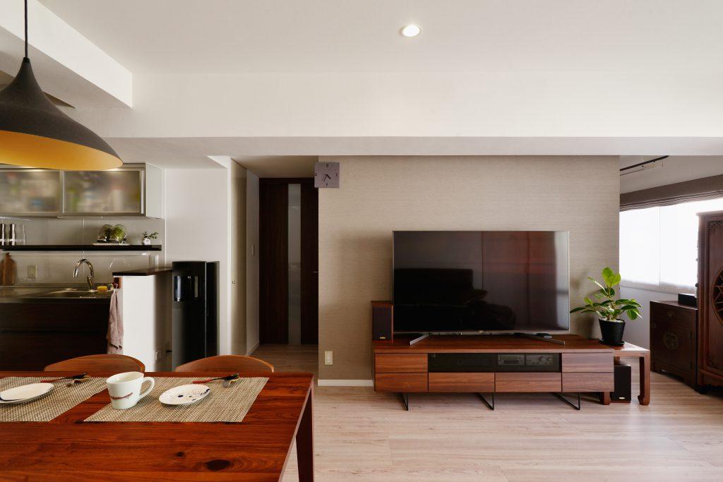 TVの裏側がウォークスルークローゼット。窓からの採光によって奥行き感も演出できたので広がり感が生まれました。