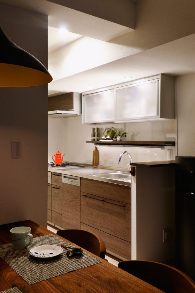 袖壁を腰壁に変えることで空間の繋がり感ができました。解放感も得られる工夫です。