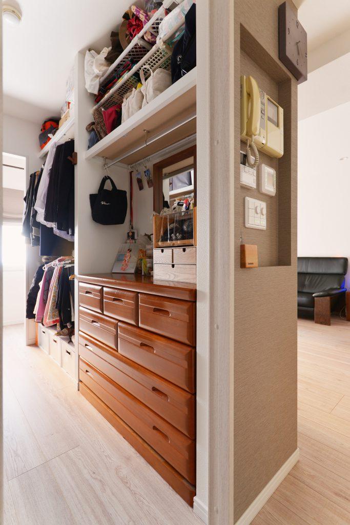 ウォークスルークローゼットにすることで動線も良くなり、窓からの光も入って明るい空間になりました。通り抜けると奥様のお裁縫スペースに繋がります。