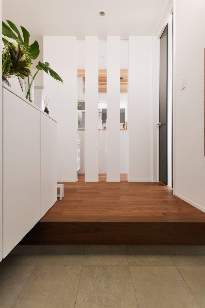 玄関正面は「抜け感」を感じさせるスリットガラスを入れた間仕切壁。奥への期待感を高めます。