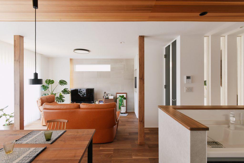 和室を取り込んだ広々LDK。抜けない柱があることで空間の奥行き感も感じられます。TV背面の壁にはエコカラットを貼っています。