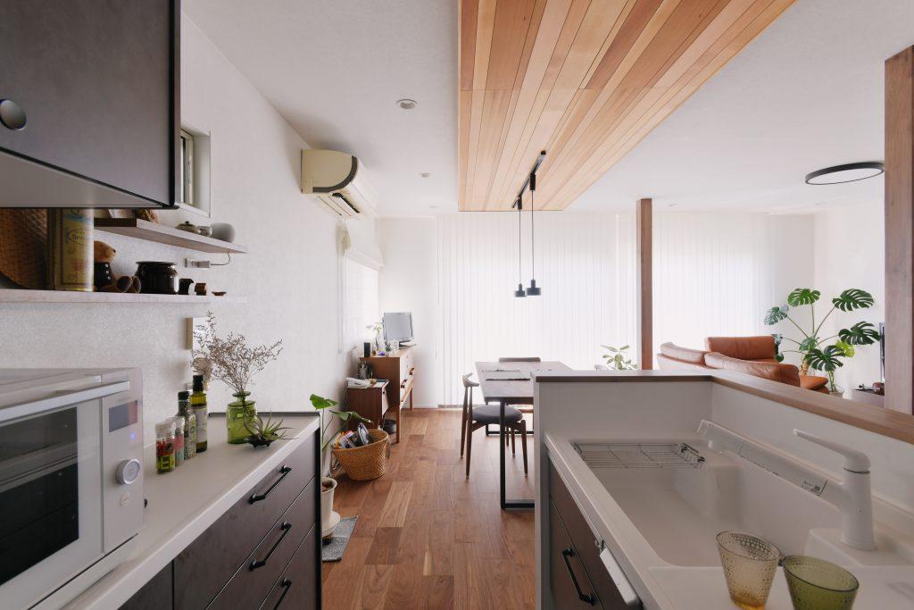 背面には使い勝手の良い収納でキッチンはいつでもすっきり。