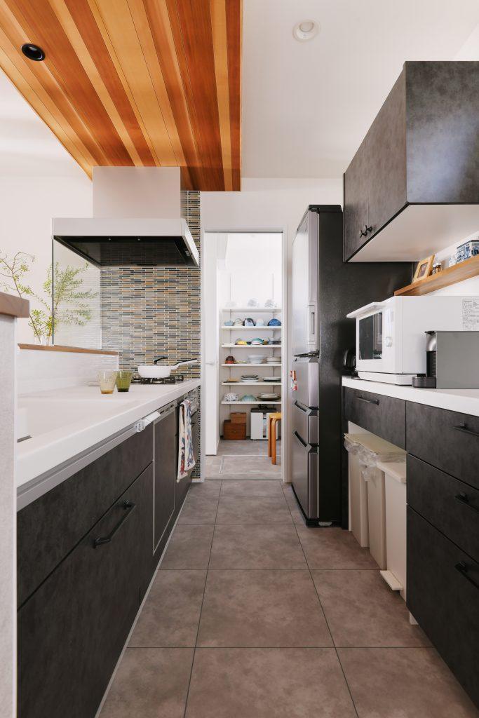 キッチンの奥には大きなパントリーも造りました。