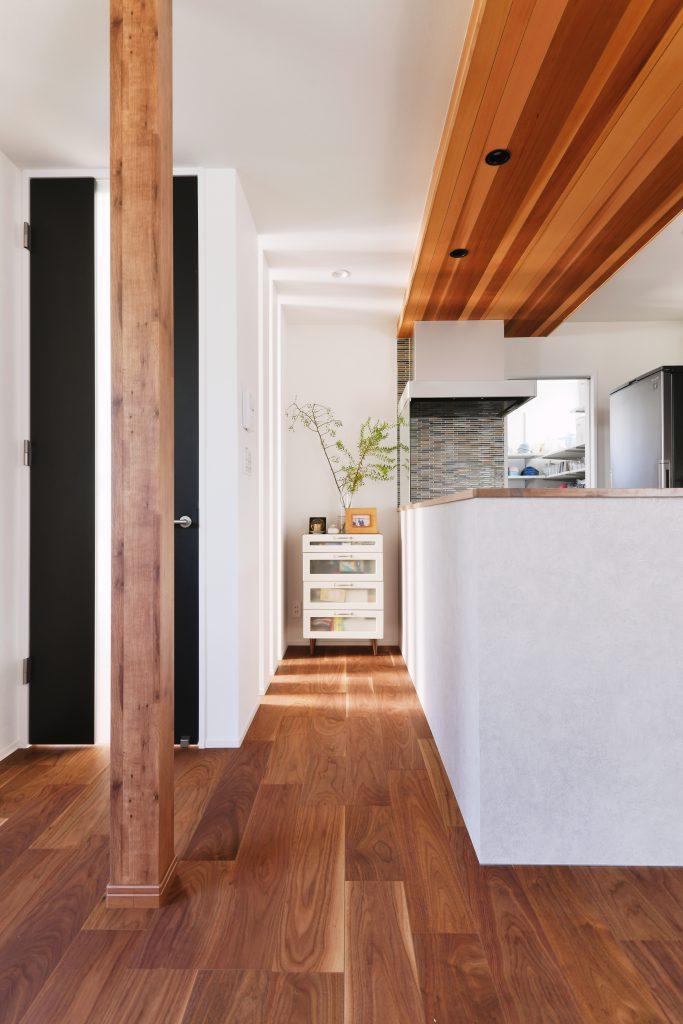 2階を支えるための抜けない柱には木目のクロスを貼りました。