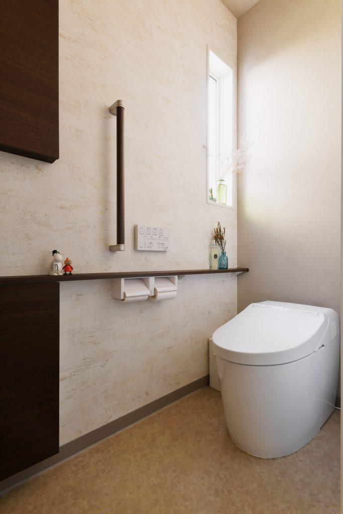 左官調のクロスを貼って落ち着いた雰囲気のトイレ。