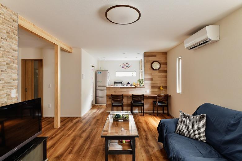 玄関ホールとの壁を抜くにあたって補強のために集成材の梁を追加。木の温かな雰囲気もインテリアのポイントに。外部からの視線が気になる窓はサイズやカタチ・位置も変えました。