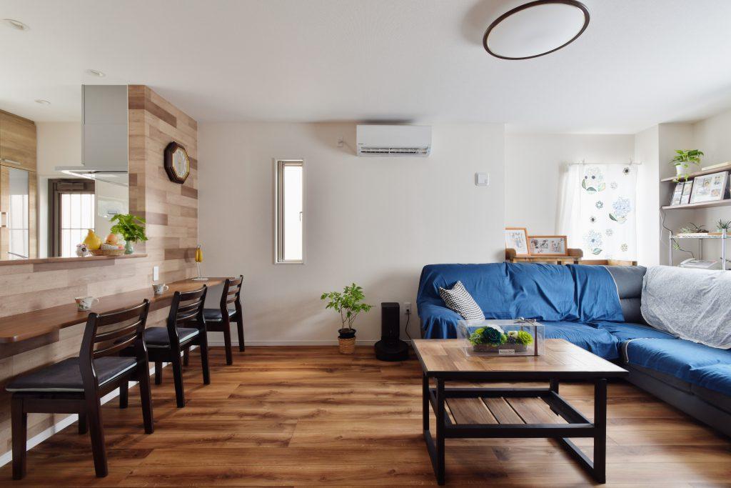 DIYが得意なご主人様が製作したテーブルとカーテンのパッチワークが程よいアクセントに。