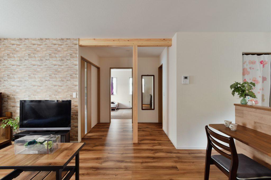 ホールを取り込んだことで室内がつながり、ワンちゃんも自由に走り回れます。