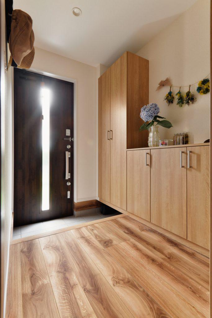 大きな玄関収納を設けてすっきりした空間に。お気に入りの雑貨を飾るスペースもできました。