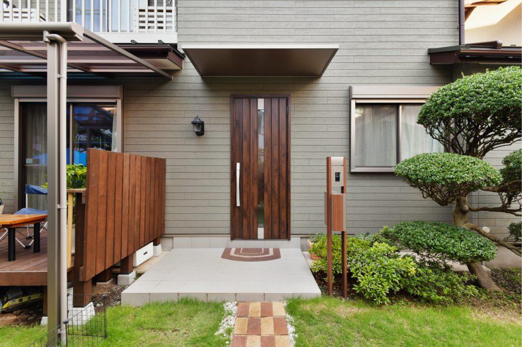 玄関庇がスタイリッシュ。ウッドデッキも作ってアウトドアライフも楽しめます。