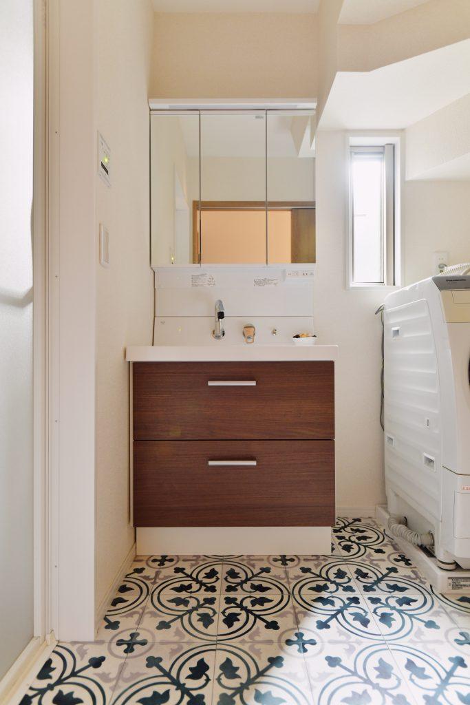 シンプルな内装と大胆な柄の床がお洒落です。