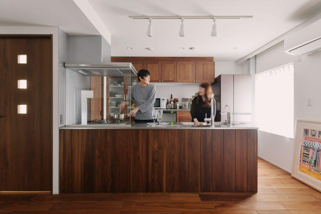 キッチンはウッドワンのスイージー。家具の様な重厚感ある雰囲気とステンレス天板との相性も抜群です。