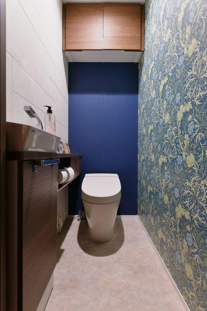 ウィリアムモリスのアクセントクロスでお洒落に仕上げました。