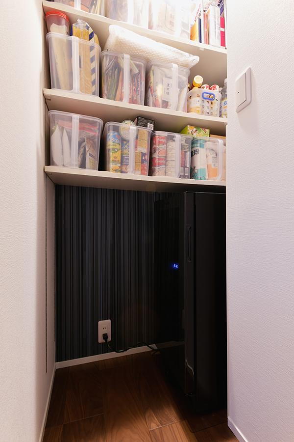 TVの裏側にはなんとワインセラー。棚も吊ってリビングの細々したものなどもすっきりしまえます。