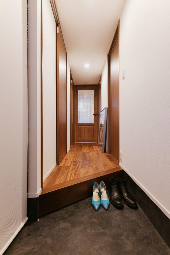 框を斜めにきって奥行き感を強調。